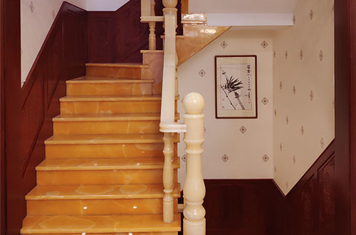 黔西中式别墅室内汉白玉石楼梯的定制安装装饰效果